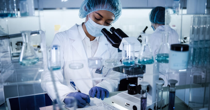 A clinical research assistant in a laboratory after pharmaceutical laboratory training